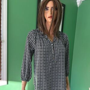 🤍🤍EUC Dana Buchman Monochrome Chain Print Blouse🤍🤍
